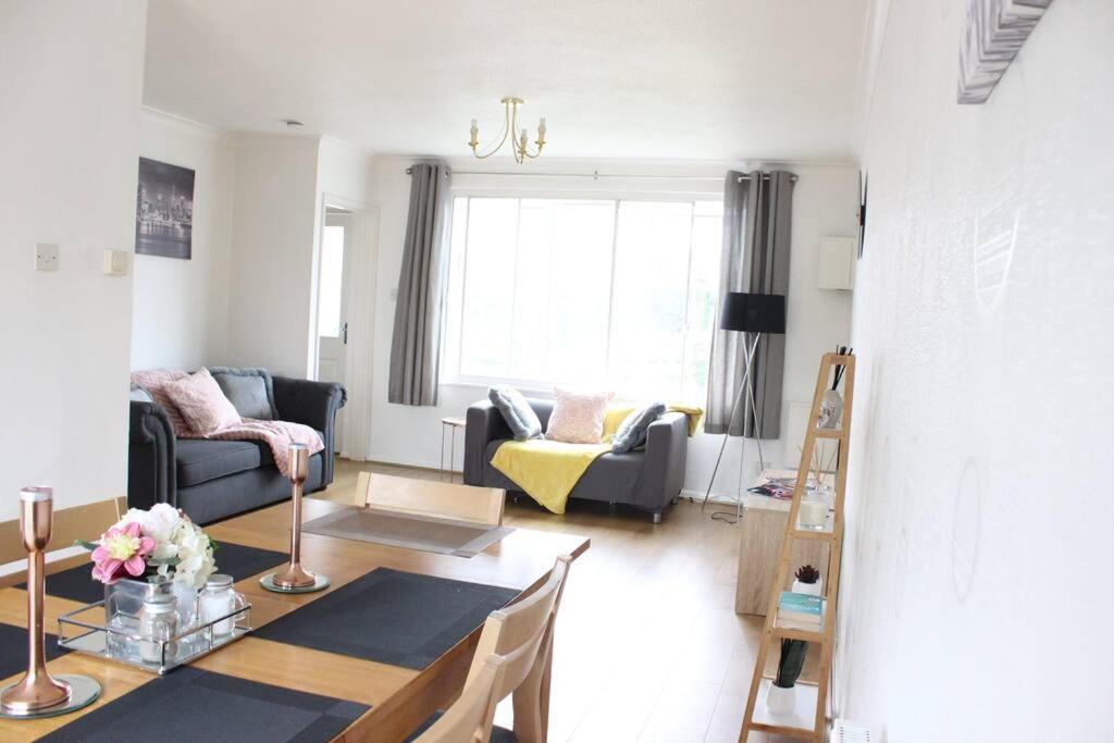 Private & Comfortable 2 Bedroom Home away from Home, Stanwell