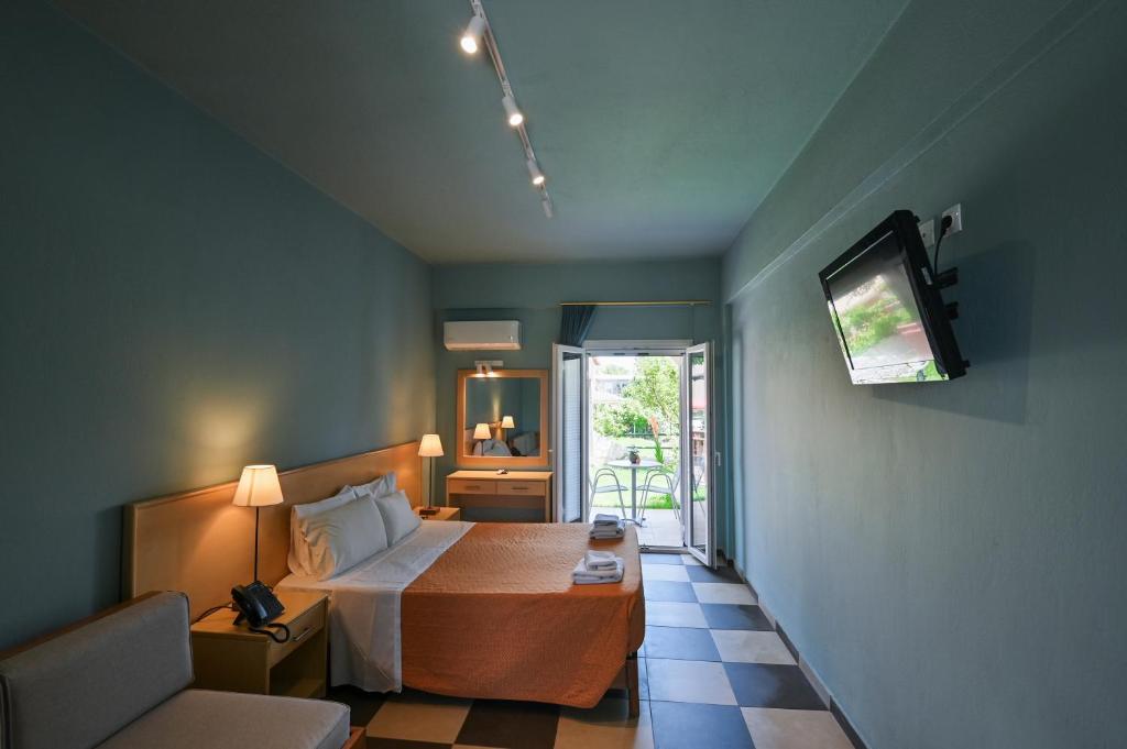 Hotel Coral — Hotel rooms in Roda, Ionian Islands