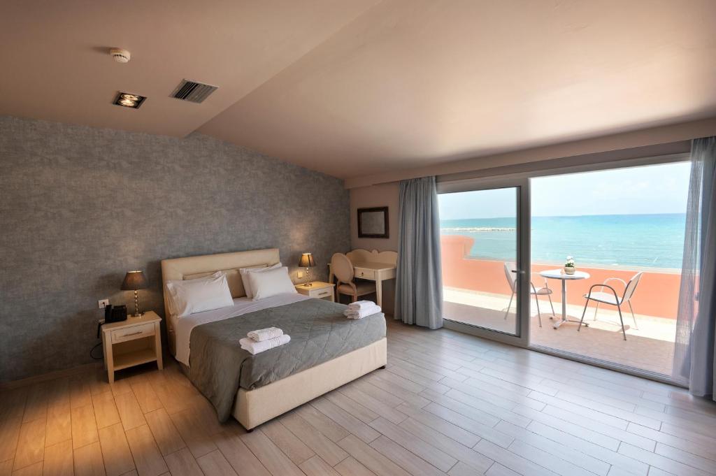 Hotel Coral — Hotel rooms in Roda, Ionian Islands