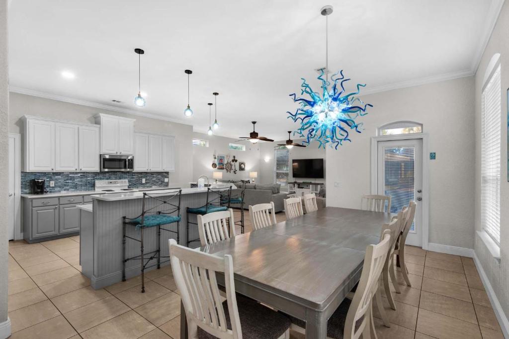 Miramar Magic, Destin