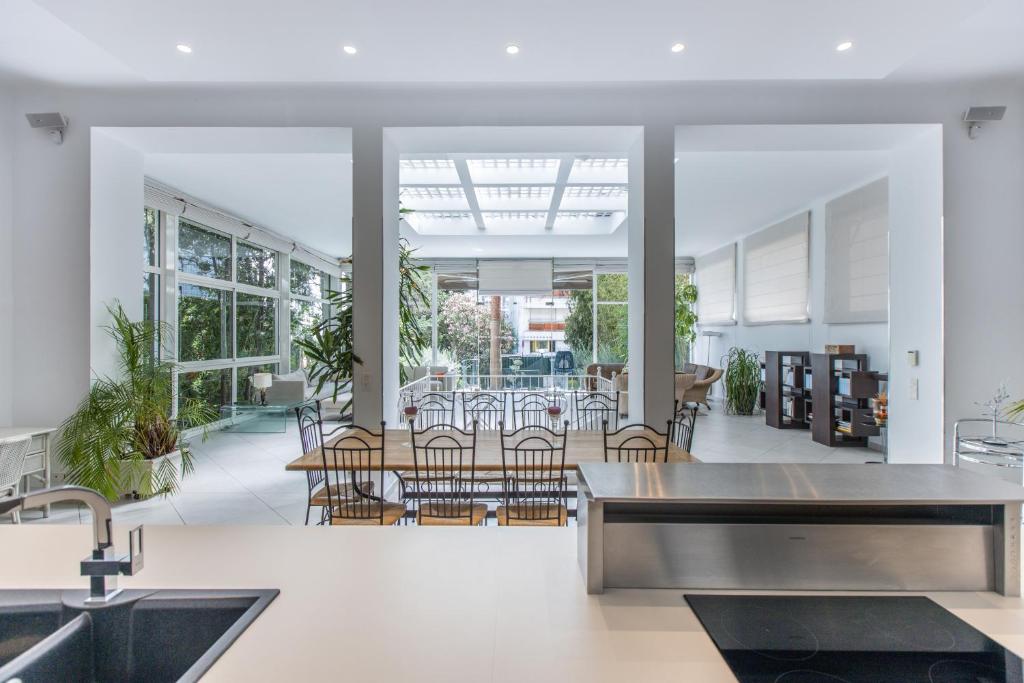 Heart of Cannes Luxury Stay - Steps from Beach & Palais - 2