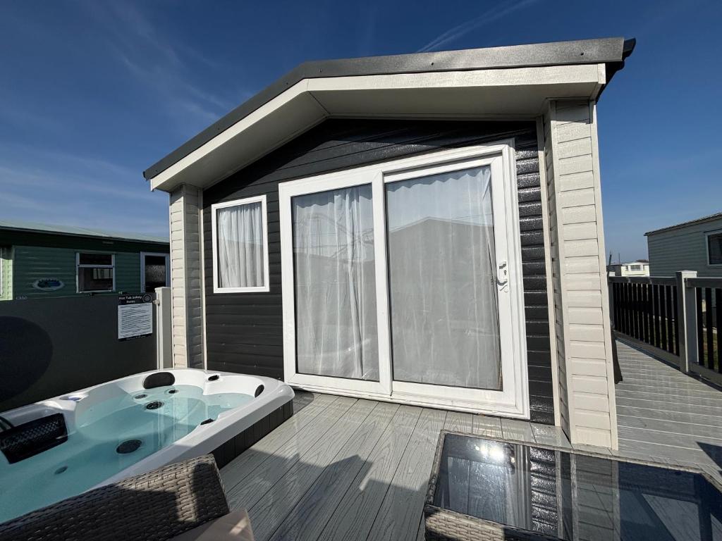 B9 - Sunnymede Fantasy Island - hot tub, pet friendly, WiFi, ramped veranda - Meadow Lakes Caravan & Lodge Hire, Skegness