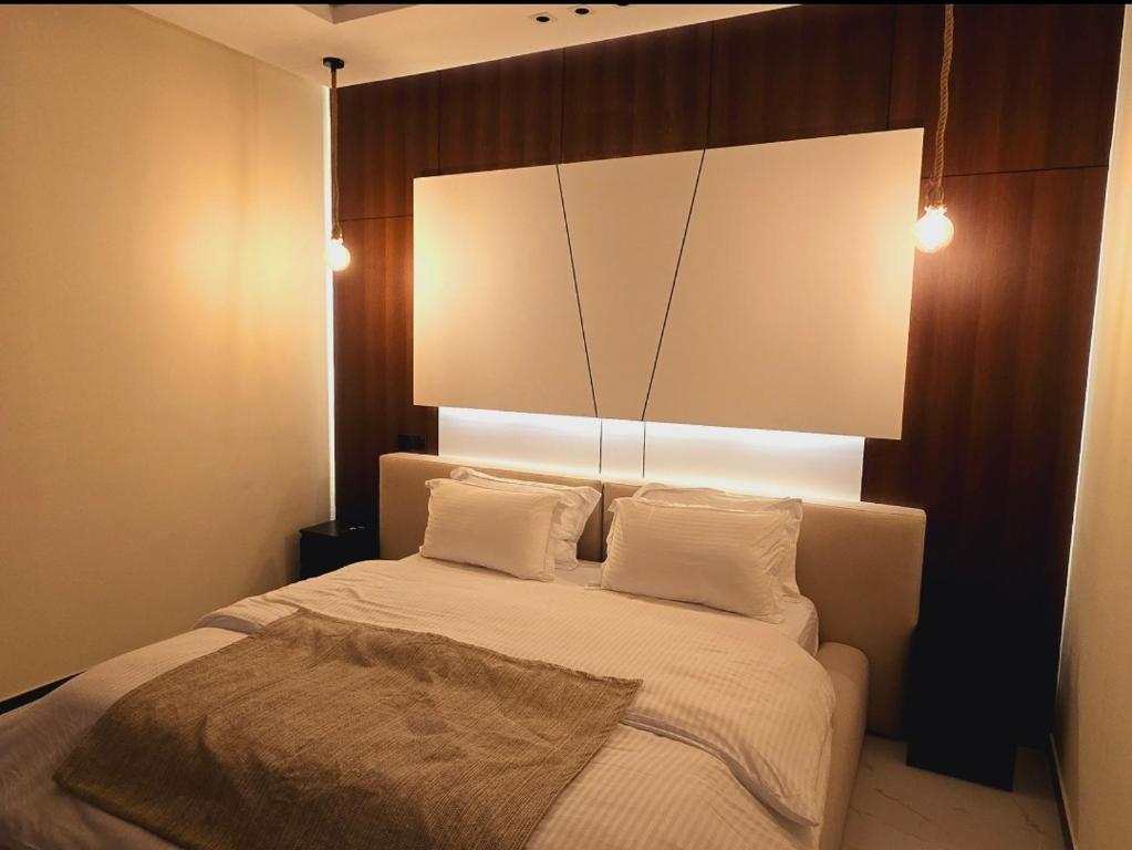 Quiet studio with a screen on the bed, Riyadh