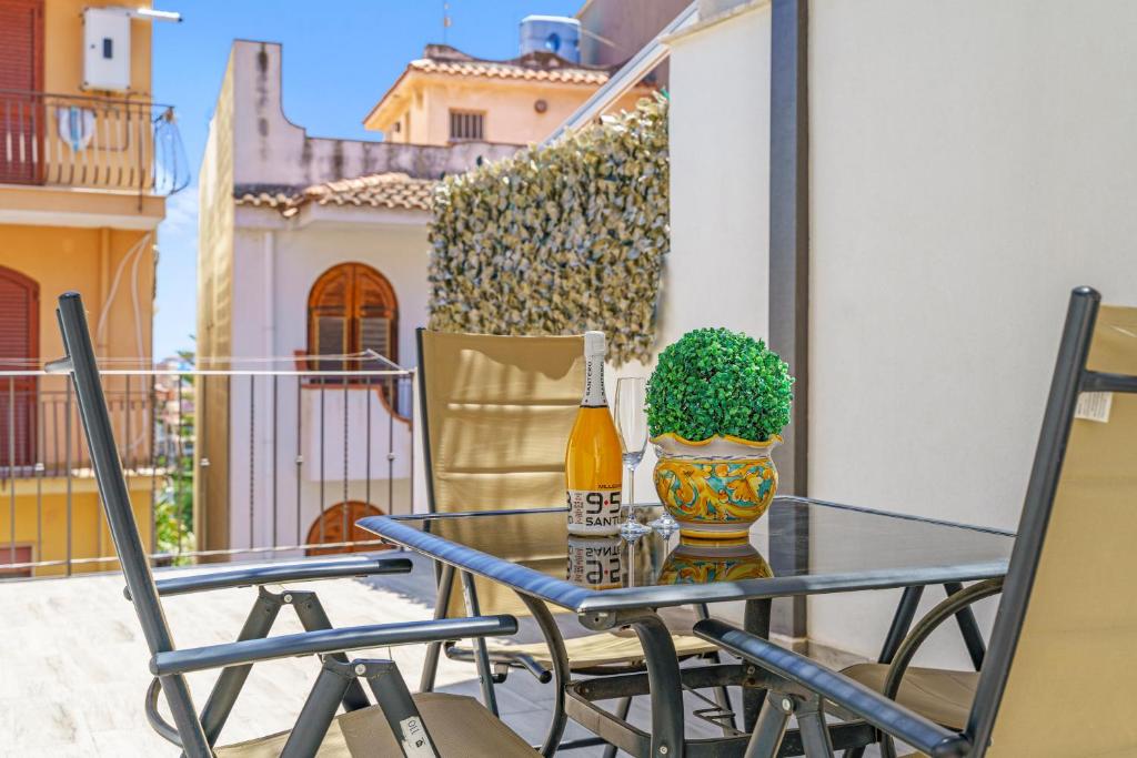 Charming apartment with a large terrace just a few minutes' walk from the beach and the downtawn at 15 minutes from Taormina, Giardini Naxos