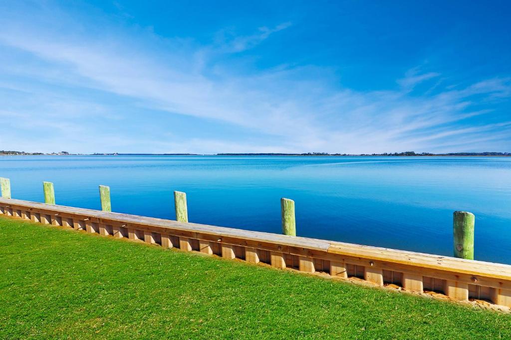 Avalon - waterfront home with fireplace and screened porch, Deep Hole