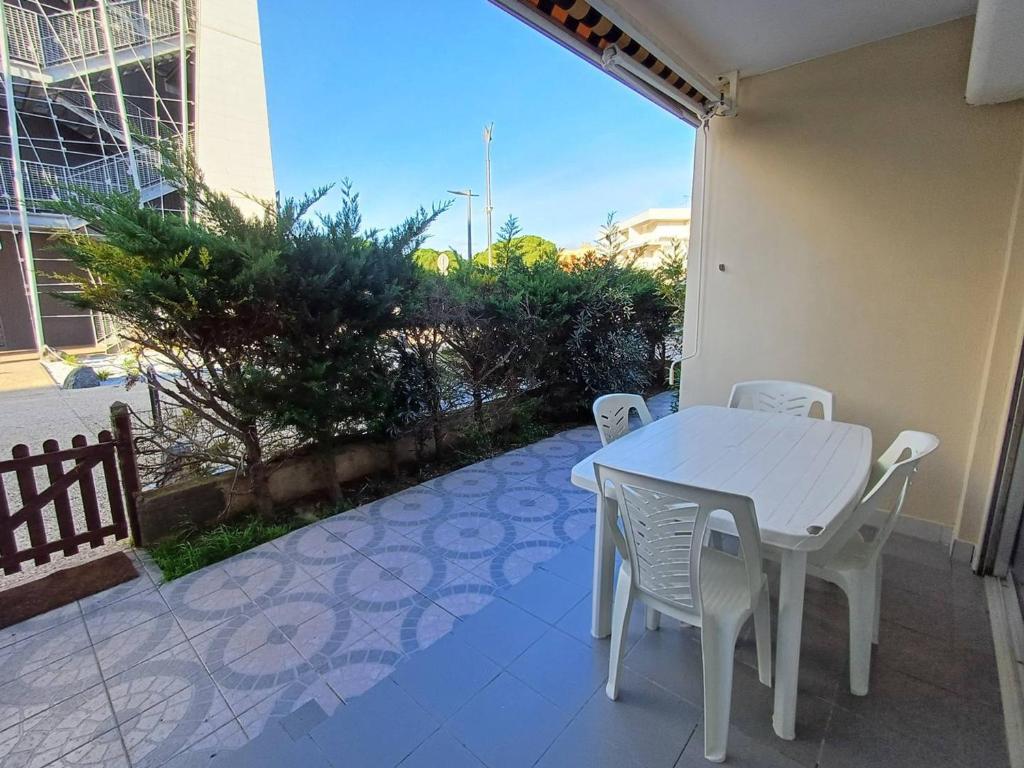 Charmant F2 avec terrasse près de l'Étang de Thau, équipé pour 4 pers. et proche établissement thermal - FR-1-571-41 - 1