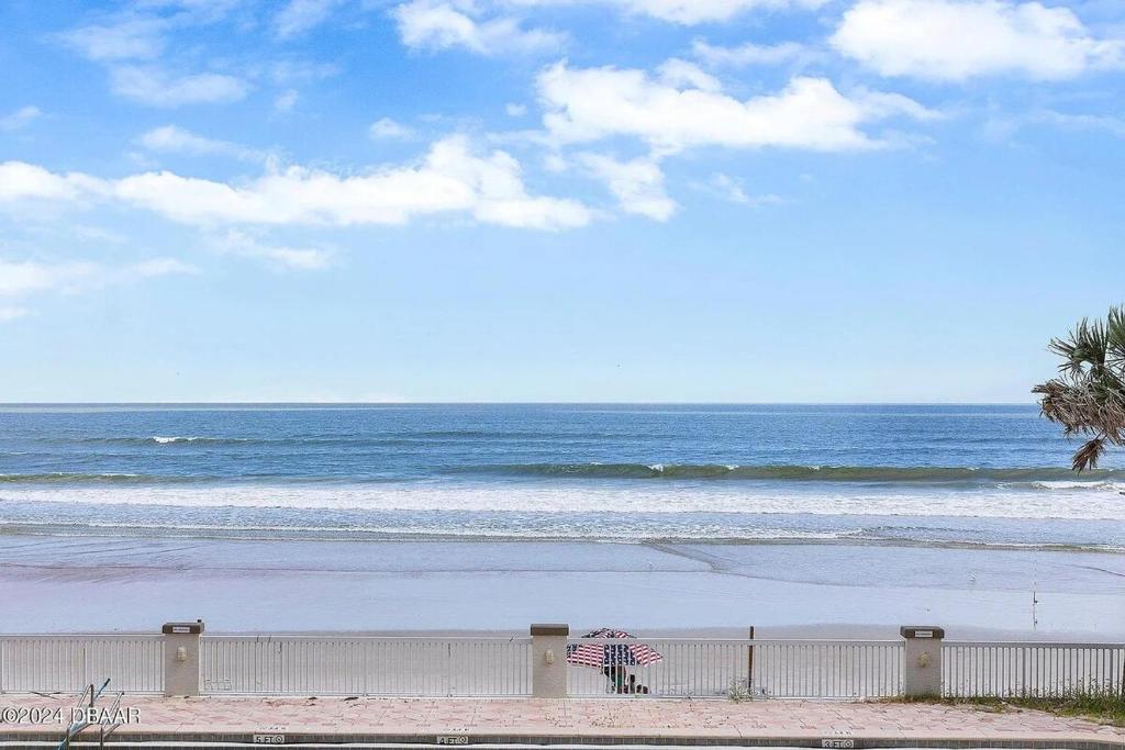 Amazing Ocean View Beachfront Entire Apartment Direct access to Beach, Daytona Beach