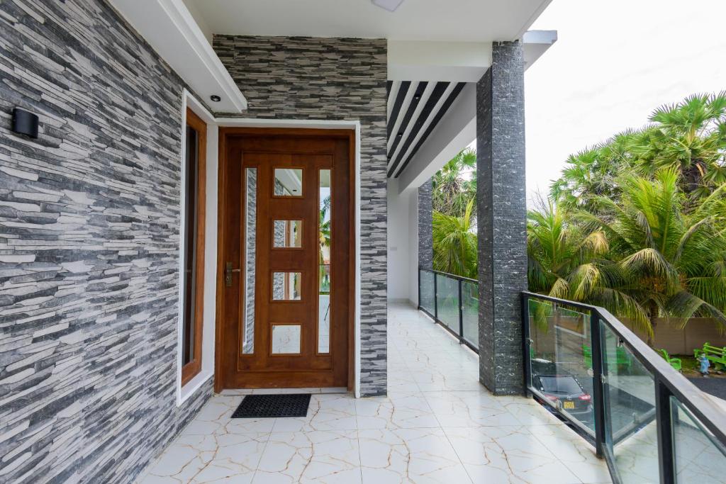 Entrance, Gnanam Holiday Inn in Pasikuda