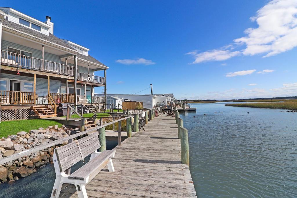 Dockside - Waterfront Condo with boat Dock!, Birch Town