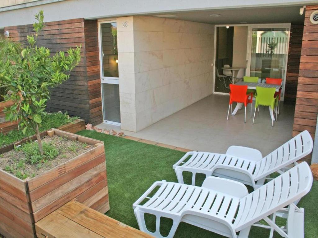 Apartment in La Escala near Beaches & Pools - 5