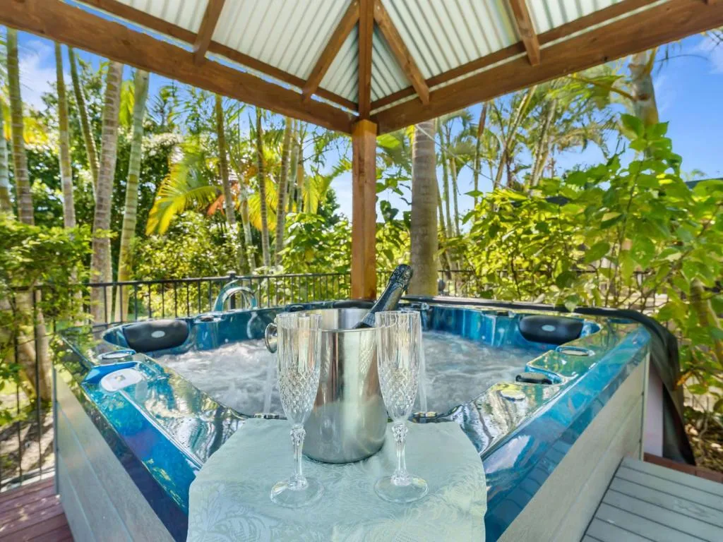 Synergy Beachside Nudist Retreat，位于赫维湾的酒店