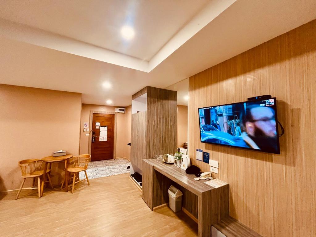 Shared lounge/TV area