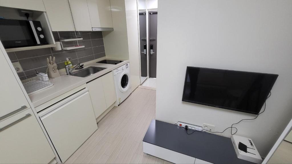 1-2516 #Sinnonhyeon Stn Exit 9, 1-min #Gangnam Stn, 5-min #OTT #Concierge Gangnam Managed