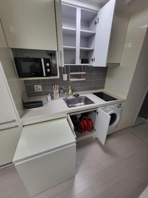 1-2516 #Sinnonhyeon Stn Exit 9, 1-min #Gangnam Stn, 5-min #OTT #Concierge Gangnam Managed