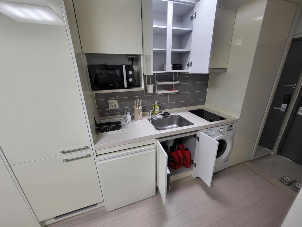 1-2516 #Sinnonhyeon Stn Exit 9, 1-min #Gangnam Stn, 5-min #OTT #Concierge Gangnam Managed