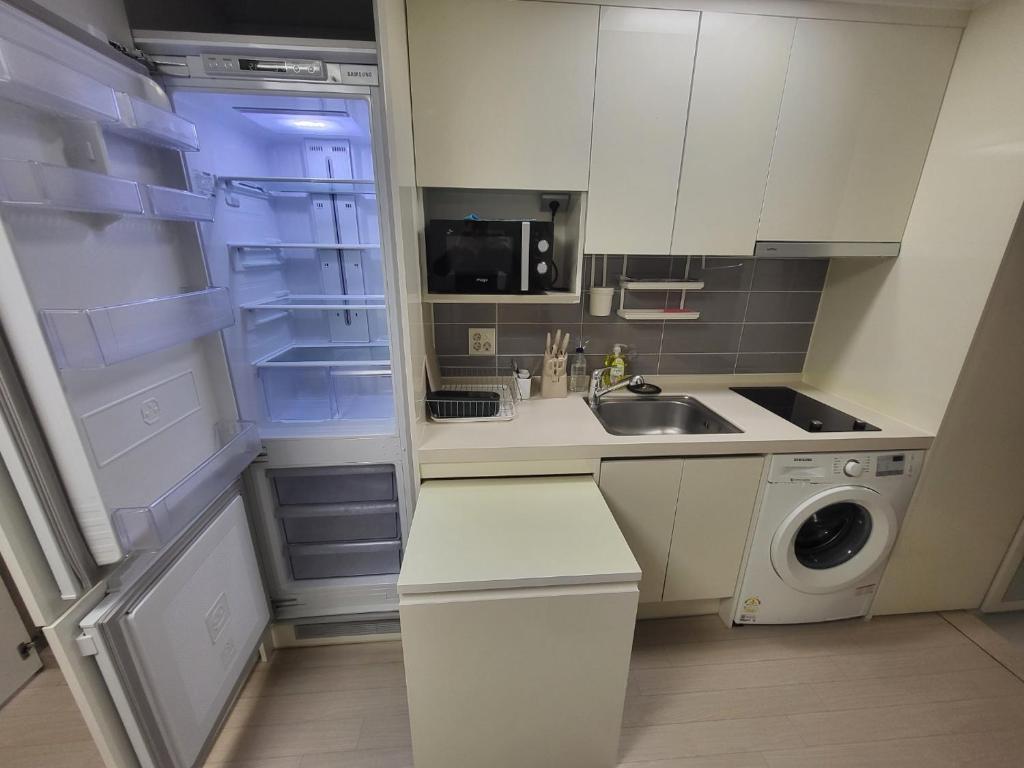 1-2516 #Sinnonhyeon Stn Exit 9, 1-min #Gangnam Stn, 5-min #OTT #Concierge Gangnam Managed