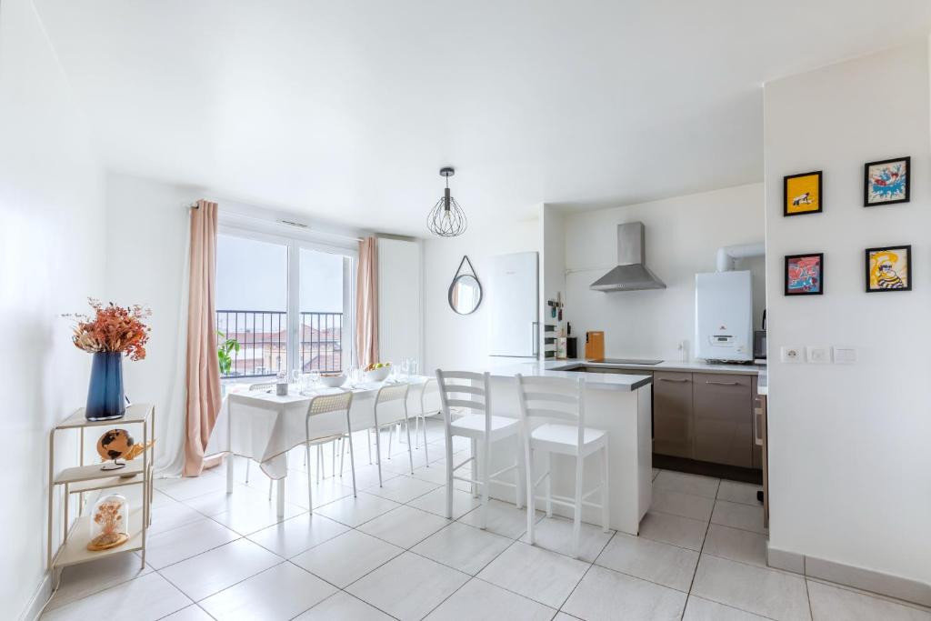 Magnifique vue sur la Tour Eiffel - Paris 10mn - Parking privé gratuit - métro 2min - balcon, Saint-Ouen