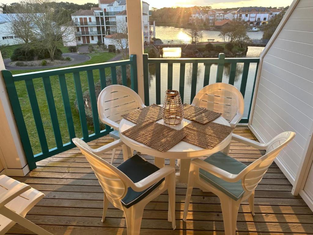 Fleurs du lac studio 2 adultes et 2 enfants avec terrasse vue sur le lac et accès parc aquatique gratuit - 1