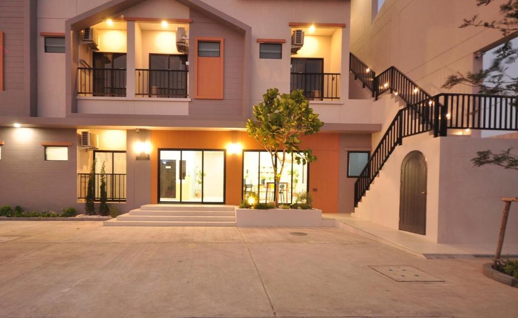 เดอะมั้งกี้โฮเทลแอนด์เรสซิเดนซ์, Ban Sa Maklua