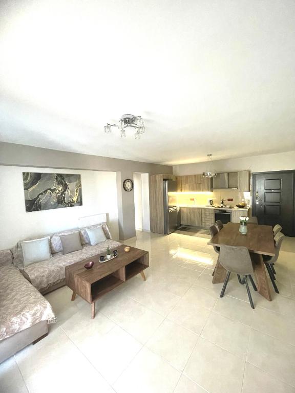 Emily's Apartment, Sparta