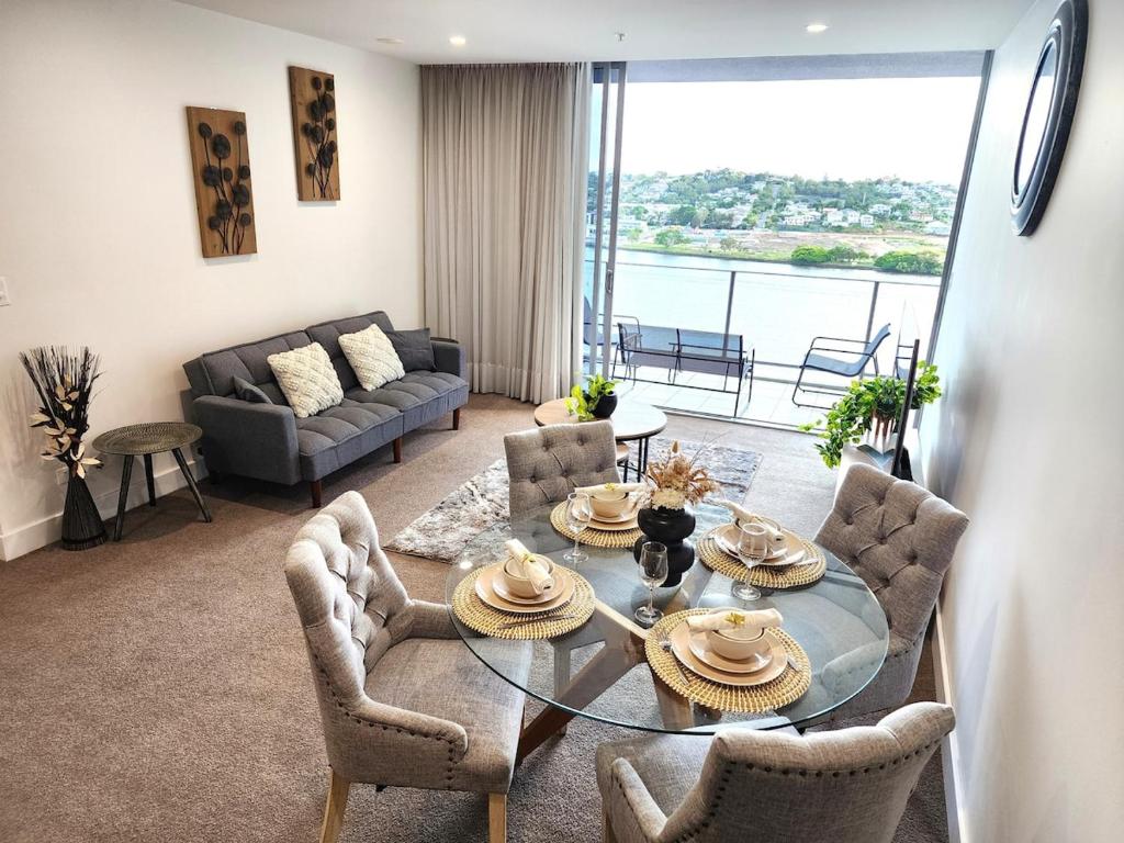 Spacious River View Escape with Free Secure Park - 2BR, 2BA and Sofa Bed, Brisbane
