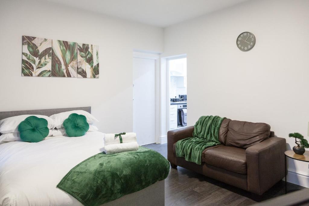 Nile - Cosy Studio Apartment by Traboule Properties Ltd, Warrington