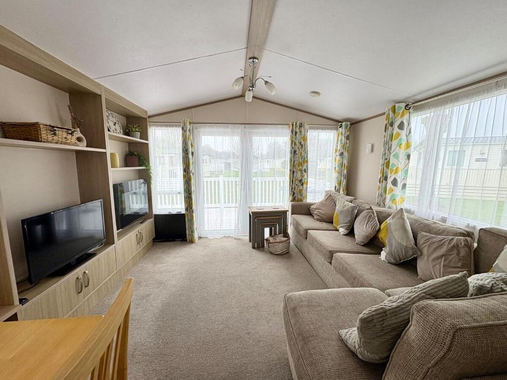 Lemon Tree Lodge, Dog Friendly, Free Hoburne Passes, South Cerney