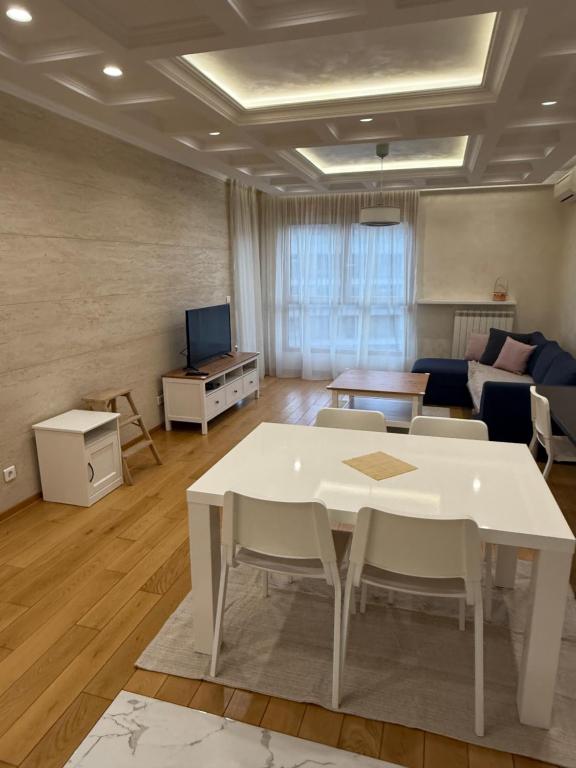Central Garden grand luxurious apt - 5