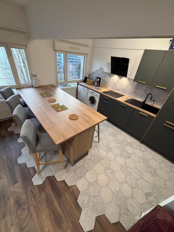BedinReims elegant green bottle quiet and close to center free parking and wifi free ideal 5 à 9 Adultes - 1