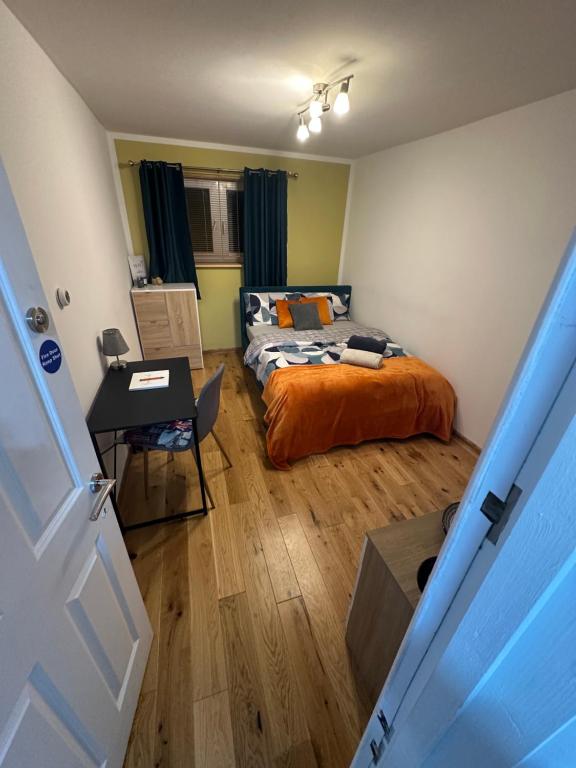 Spacious En-Suite Rooms & Off-Suite Rooms Near Hospital and Shops, Peterborough