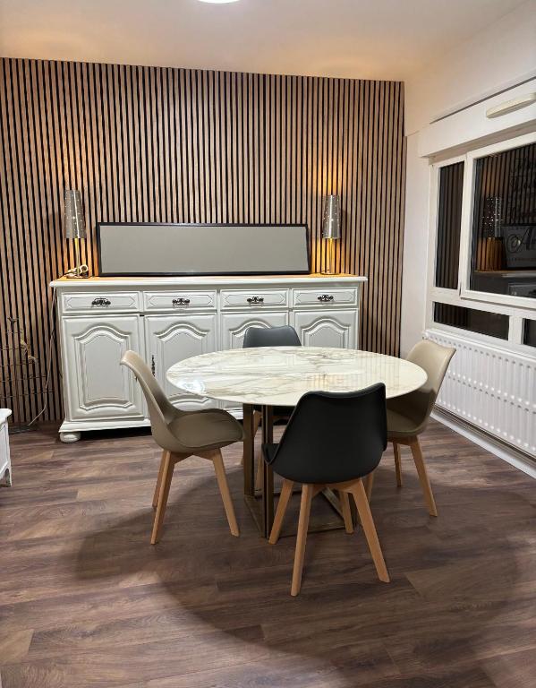 BedinReims elegant green bottle quiet and close to center free parking and wifi free ideal 5 à 9 Adultes - 2