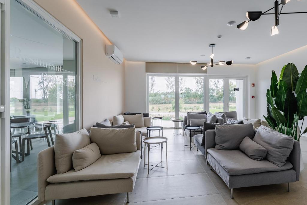 노아 호텔의 깔끔하고 모던한 객실 내부 이미지