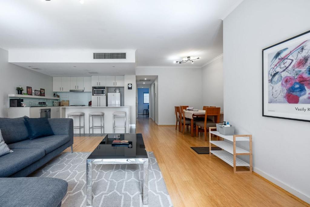 Cosy 2-Bed in Redfern with Terrace & Parking, Sydney