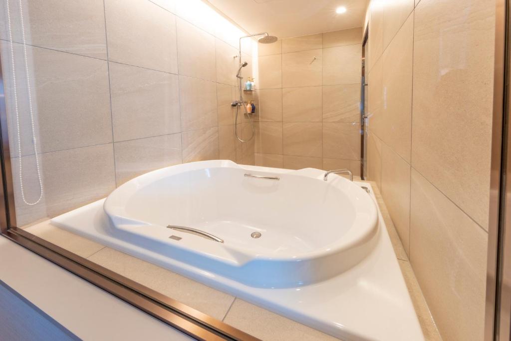 2. 호텔 스프링스 ..