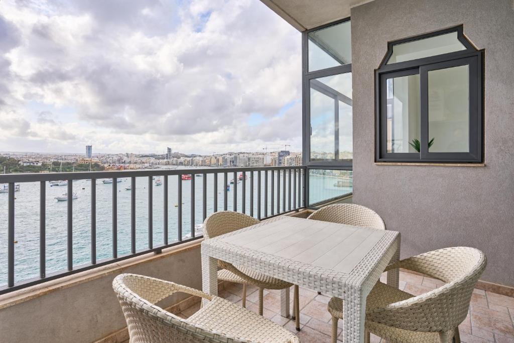 Luxurious Tigné Seafront Escape, Il-Gżira taʼ Forti Manoel