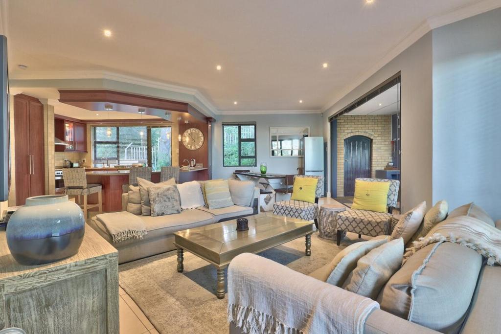 Tranquil Family Escape Spacious Home & Garden, Кейптаун