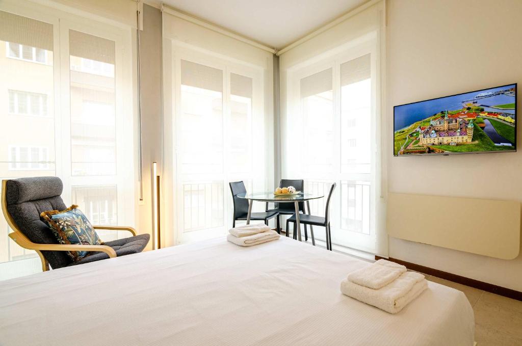 Large and bright studio in the heart of Bologna, Boloňa