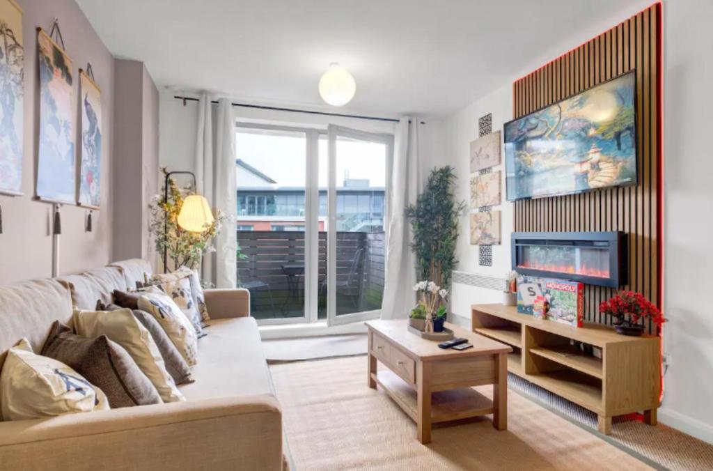 Chinese Suite with FreePark - 28 Night Stay, Birmingham