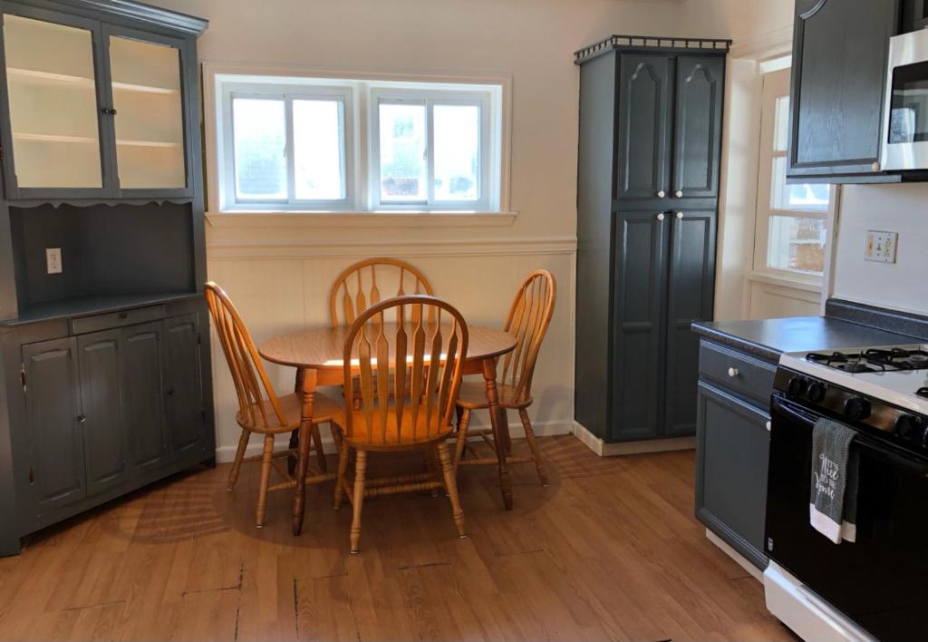 Private house with 3 bedrooms and 1 bathroom and free parking convenient to NYC Manhattan bus and train, Perth Amboy