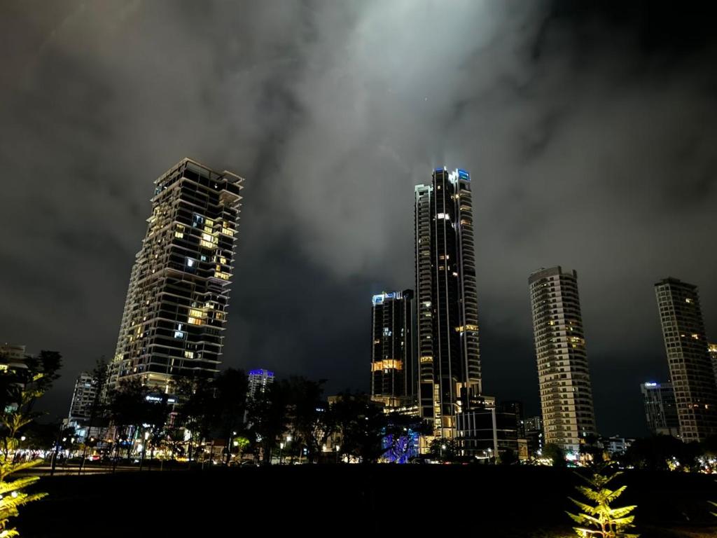 Relax & Unwind 2BR Apartment with 5 Queen Beds, Jelutong