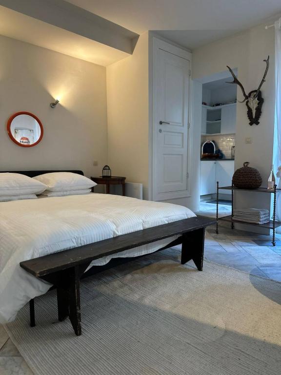 Idyllisch 2BR app met patio, Antverpy