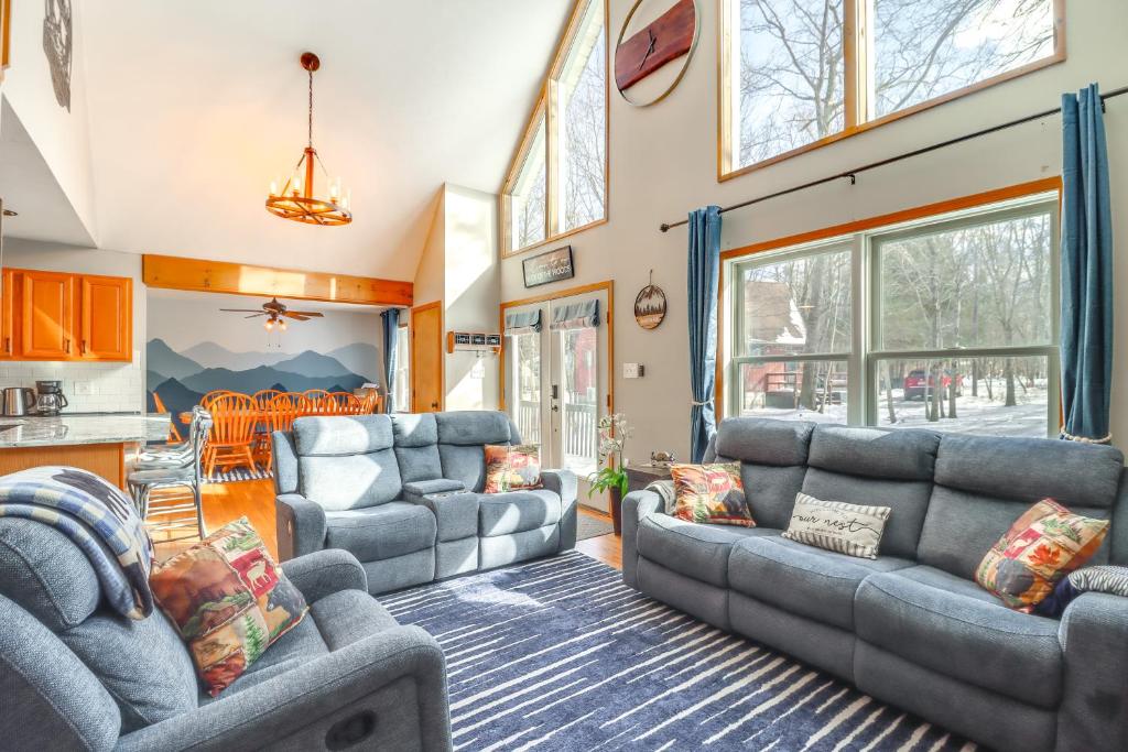 7 Mi to Big Boulder Mtn Poconos Chalet with Hot Tub, Albrightsville