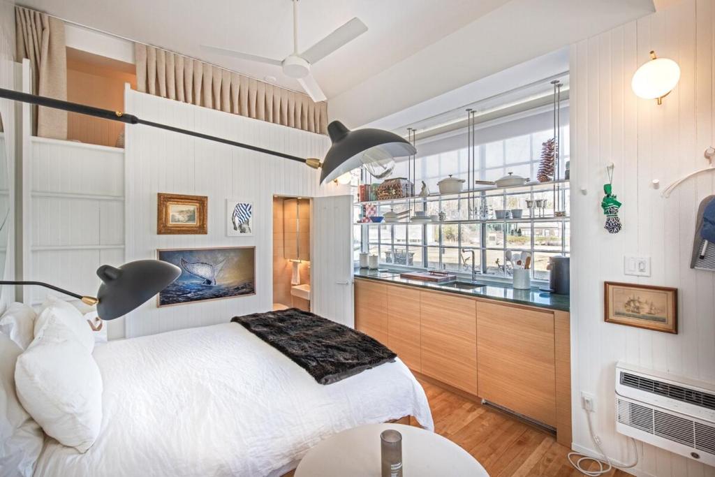 Renovated, Modern Downtown Loft, Provincetown