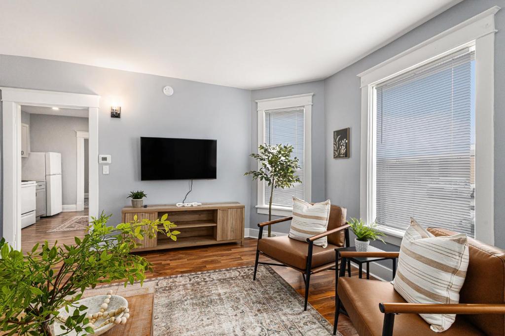 Remodeled Mins to Beach & Downtown Downstairs, Michigan City