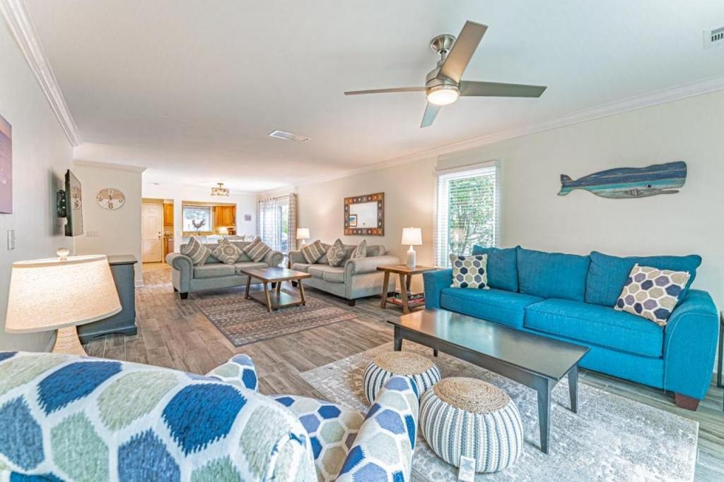 ACROSS FROM THE BEACH & DUNES HOUSE | FREE GOLF, Hilton Head Island
