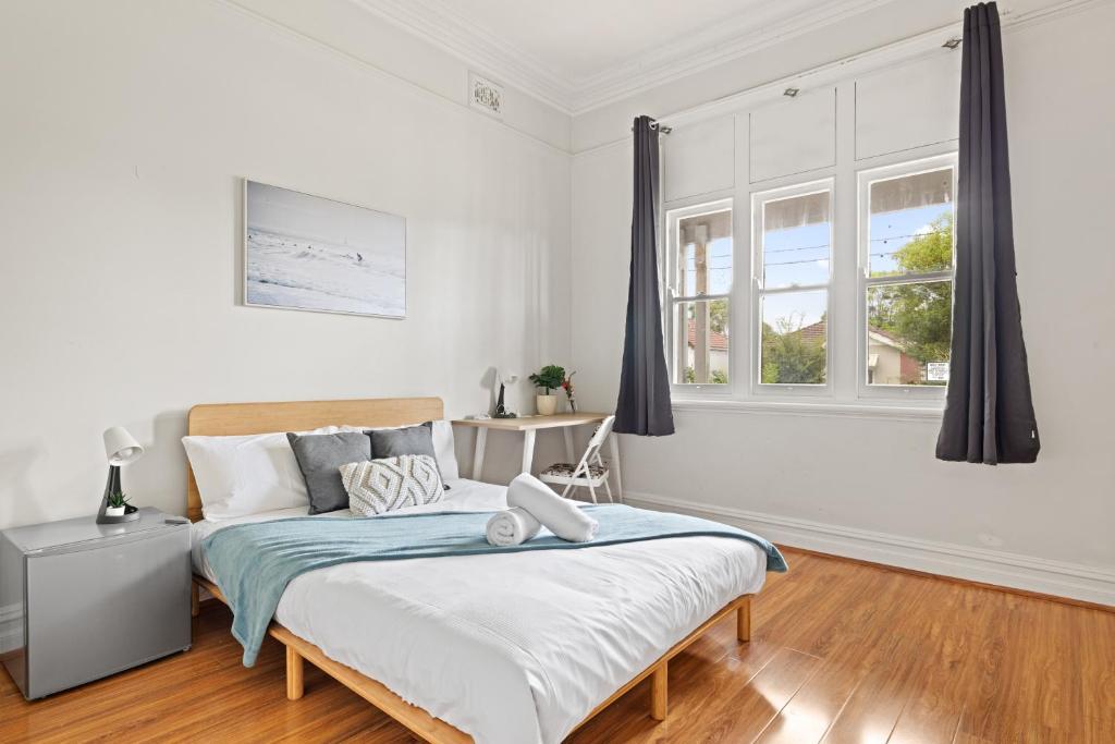 Charming Double Room - Prime Location in Carlton Supermarkets Nearby for Convenience - Shared Bathroom, Sydney