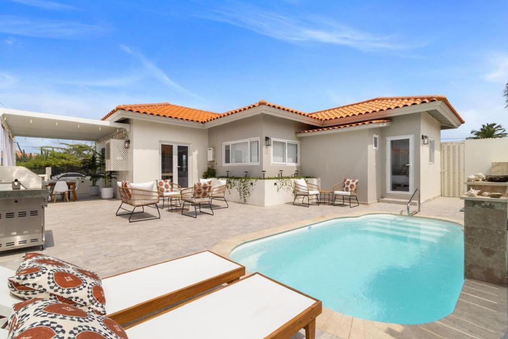 3BR Private Pool Retreat 4 Mins Drive by Bocobay, Palm-Eagle Beach