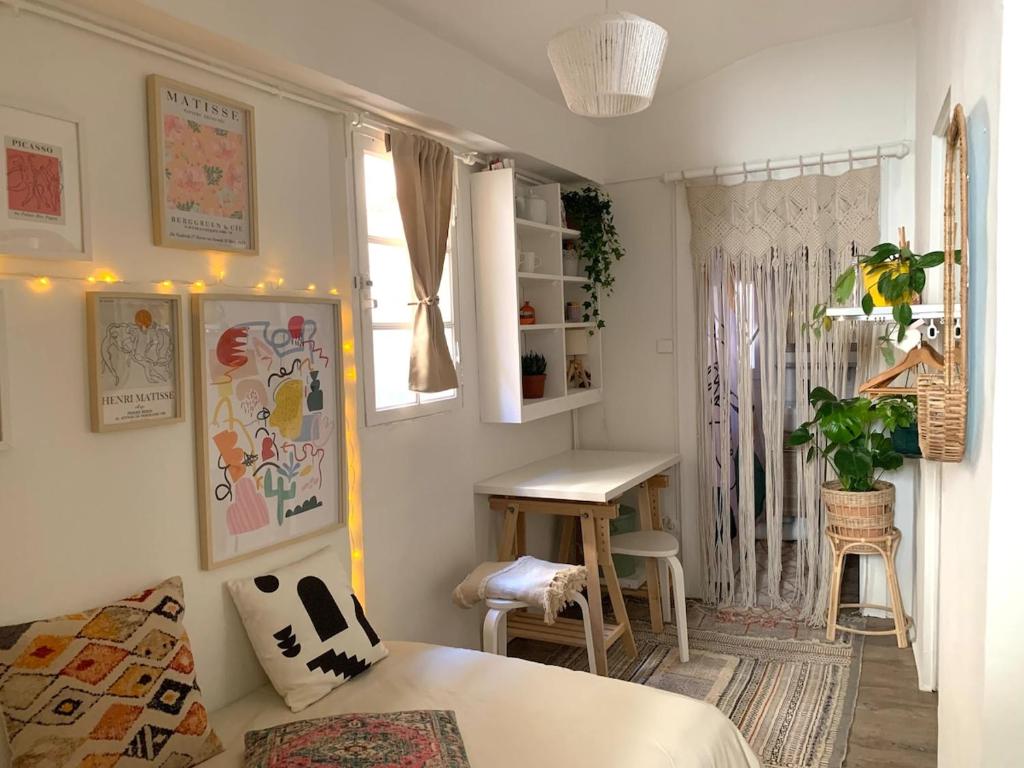 Studio in historical monument in city center, Montpellier