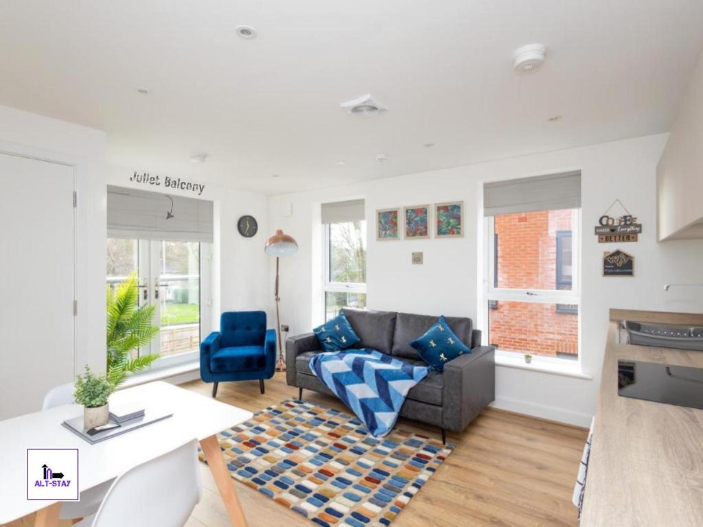 Copper Beech by Alt-Stay - 2 Bed En Suite Contractor, Corporate & Relocation Accommodation near LBA with EV Plug, Parking, King Bed, Workspace, Kitchen, Smart TV and Wi Fi - Long Stay Ready with Weekly and Monthly Rates, Horsforth
