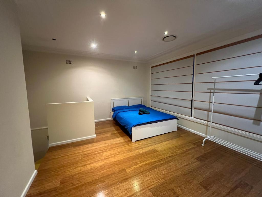 66 Red Room, Beecroft